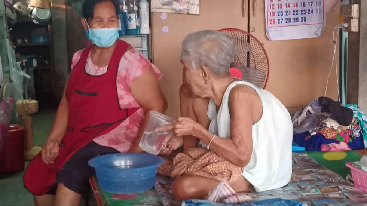 แม่ค้าผลไม้สู้ชีวิตดูแลผู้ป่วยติดเตียง 3 คนเศร้าบางวันขายไม่ได้เลยยุคโควิดระบาด