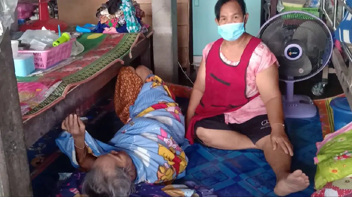 แม่ค้าผลไม้สู้ชีวิตดูแลผู้ป่วยติดเตียง 3 คนเศร้าบางวันขายไม่ได้เลยยุคโควิดระบาด