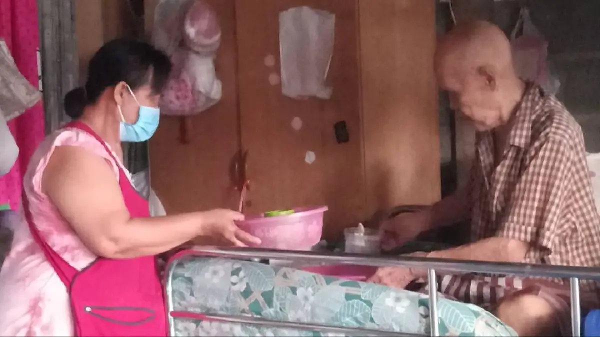 แม่ค้าผลไม้สู้ชีวิตดูแลผู้ป่วยติดเตียง 3 คนเศร้าบางวันขายไม่ได้เลยยุคโควิดระบาด