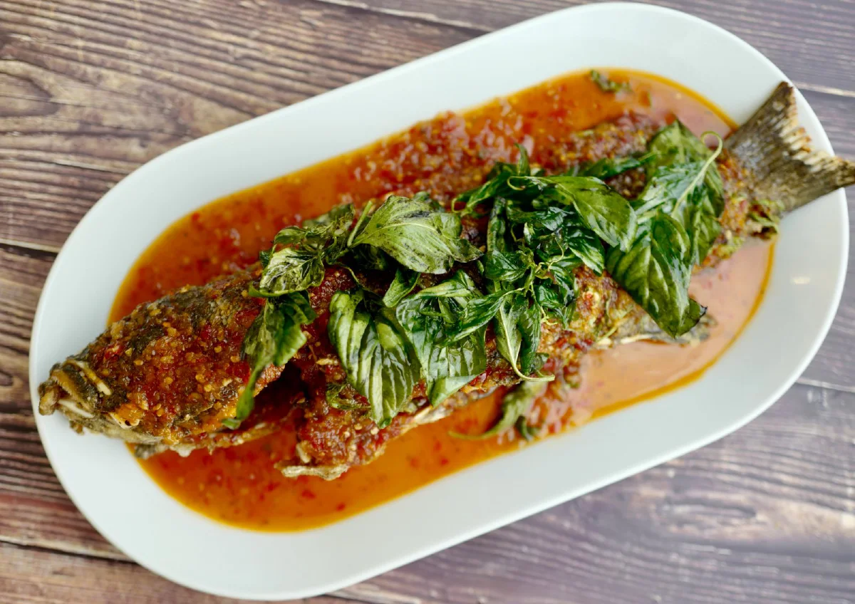 Glass Onion Seafood & Grill ยุโรป จีน ไทย จะเมนูไหนก็อร่อย