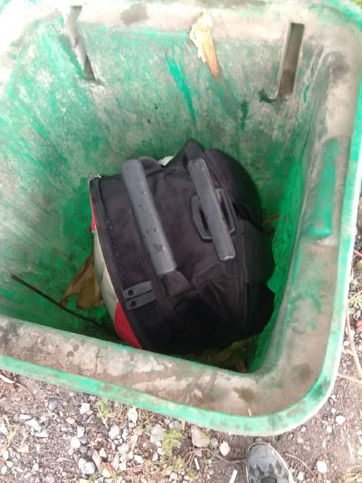 กู้ระทึก!กระเป๋าลึกลับถูกทิ้งถังขยะหน้าบ้านลุ้นอยู่นานพบเป็นซีดีหนังโป๊