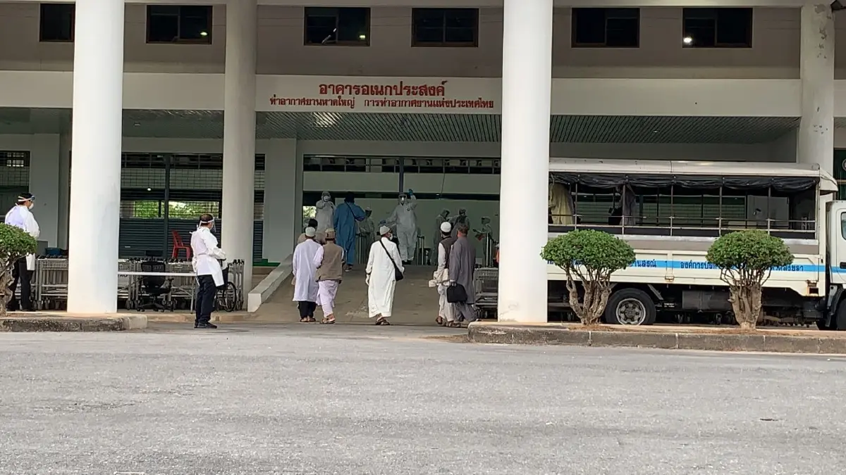 นำตัวคนไทย 75 คนพร้อมลูกเรือ 35 รายจากอินโดนีเซียตรวจเข้มหาเชื้อโควิด-19