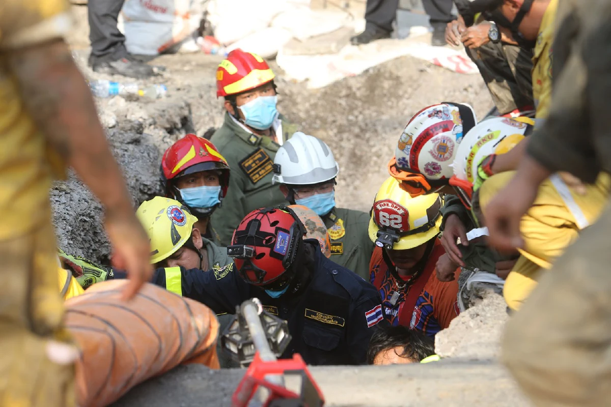 ระทึก!ดินทรุดทับ 2 คนงานระหว่างปรับปรุงพื้นผิวการจราจรดับ 1 สาหัสอีก 1