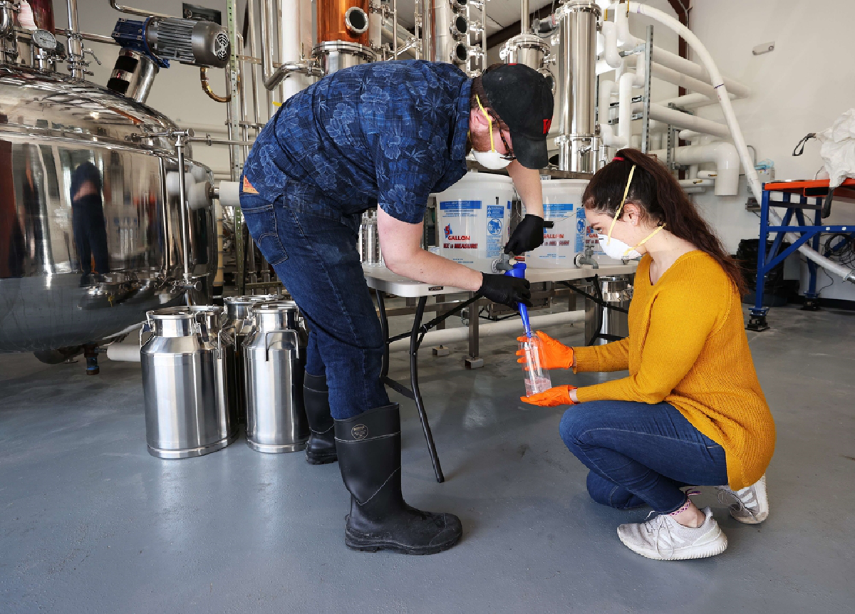 เปลี่ยนเหล้ามากู้โลก เมื่อโรงกลั่นสุรากลายเป็นผู้ผลิตอาวุธสู้โควิด