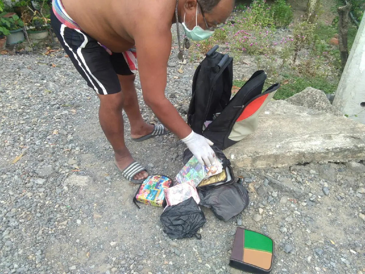 กู้ระทึก!กระเป๋าลึกลับถูกทิ้งถังขยะหน้าบ้านลุ้นอยู่นานพบเป็นซีดีหนังโป๊