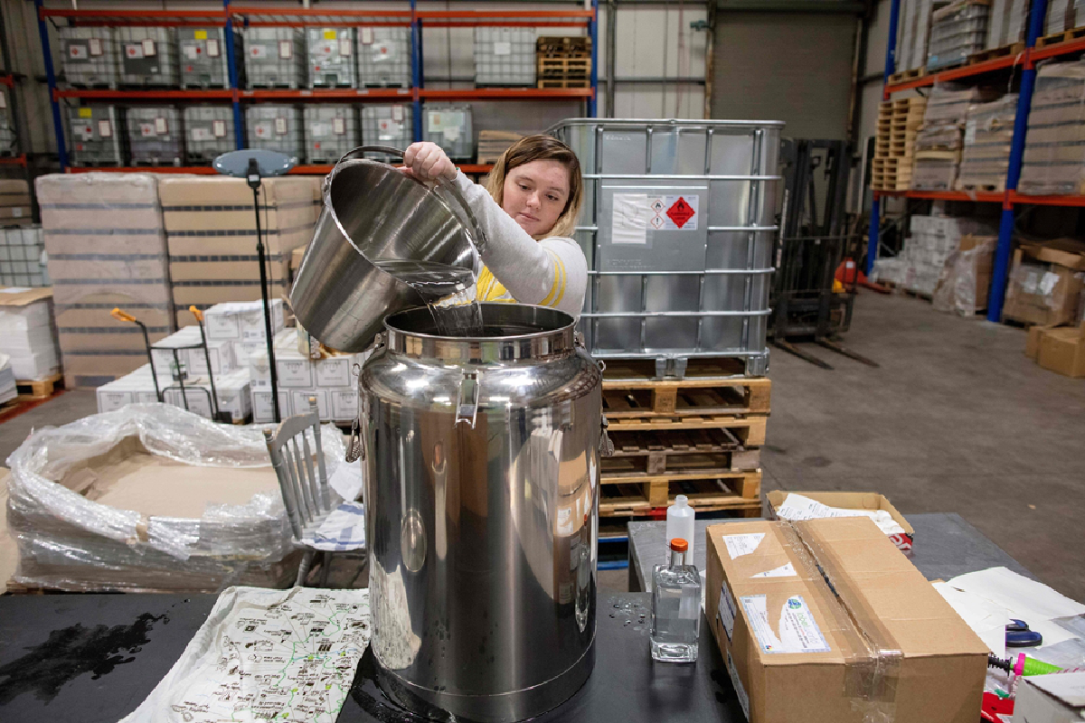 เปลี่ยนเหล้ามากู้โลก เมื่อโรงกลั่นสุรากลายเป็นผู้ผลิตอาวุธสู้โควิด