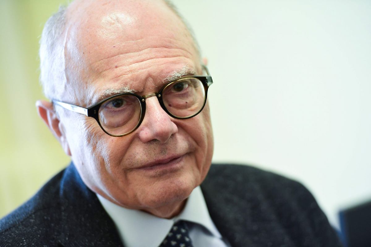 เมื่อปัญญาชนของชาติกลายเป็นฮีโร่ผู้กอบกู้โลก 