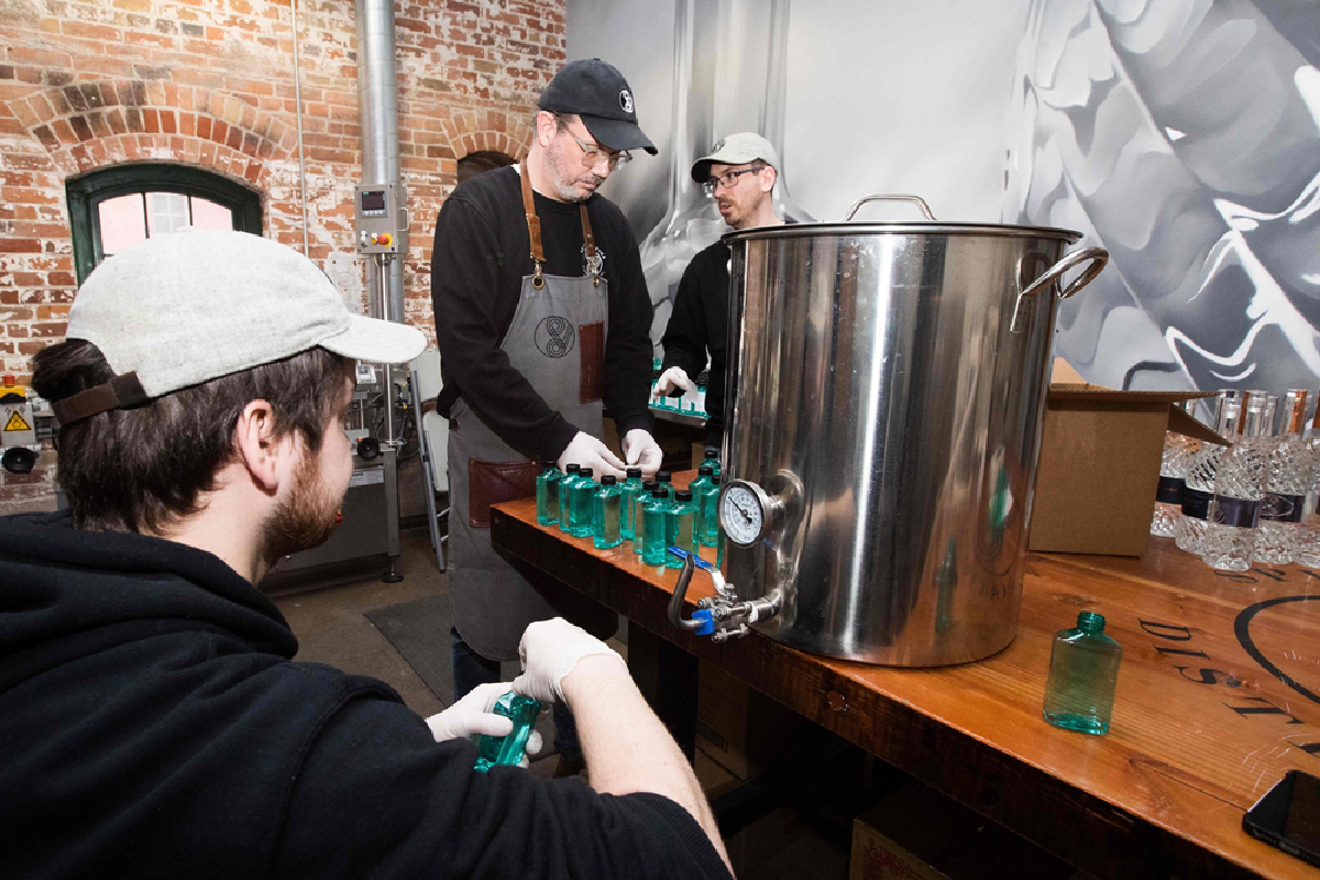 เปลี่ยนเหล้ามากู้โลก เมื่อโรงกลั่นสุรากลายเป็นผู้ผลิตอาวุธสู้โควิด