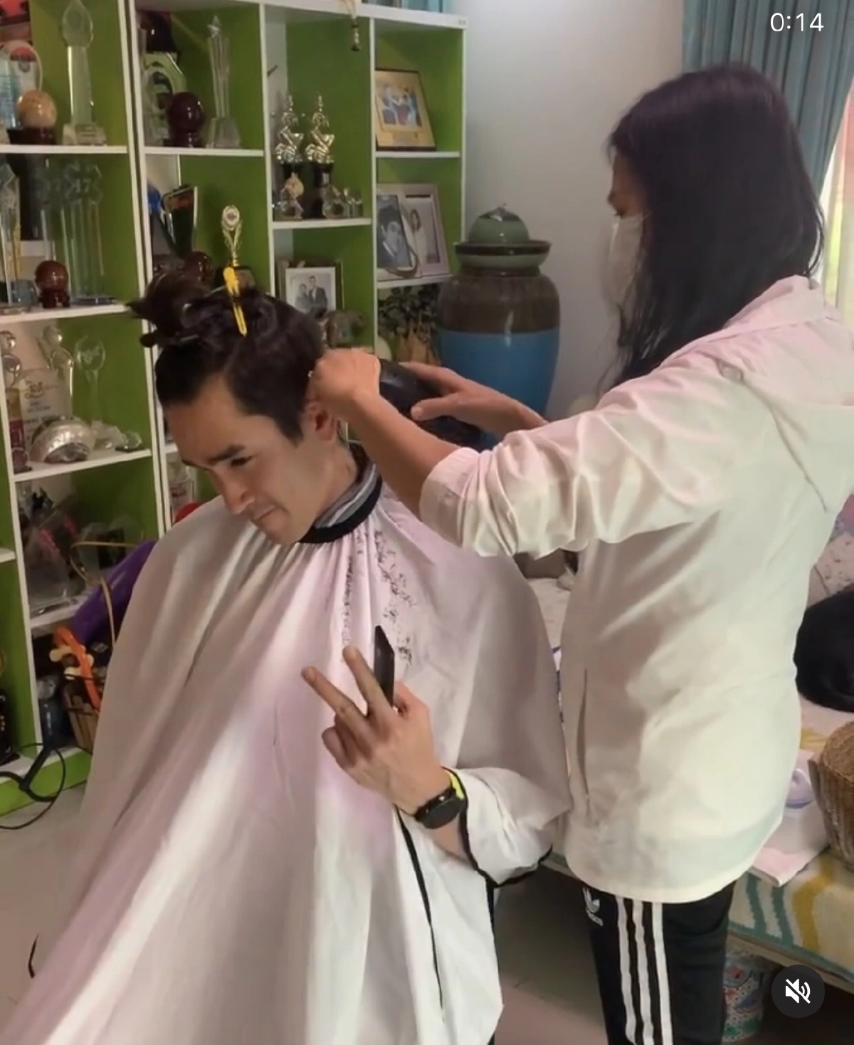 แม่แก้ว ลงมือตัดผมให้ ณเดชน์ หล่อใสเหมือนเป็นละอ่อนอีกครั้ง (คลิป)