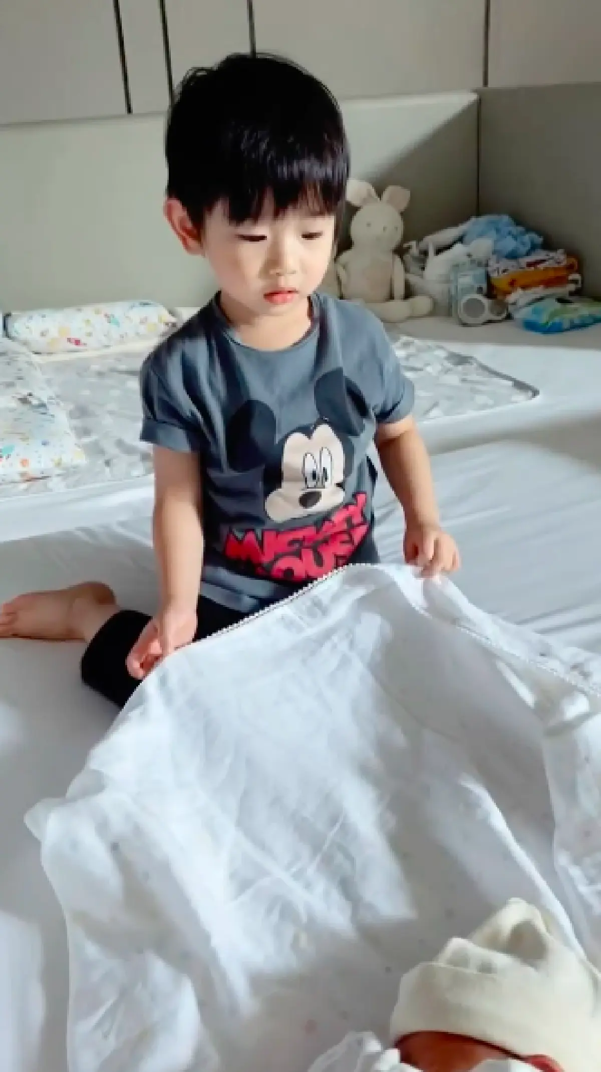 น่าเอ็นดูมาก “เนย โชติกา” แชร์คลิปเมื่อ “น้องอคิณ” เจอหน้าน้องสาว “น้องลลิณ”  เป็นครั้งแรก 