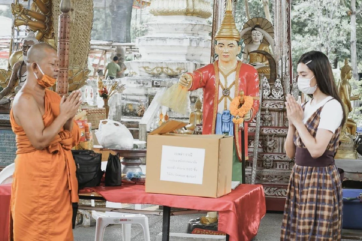 "เบลล่า" ชวนคุณแม่ทำโรงทาน และนำหน้ากากอนามัย 600 ชิ้น ถวายวัด