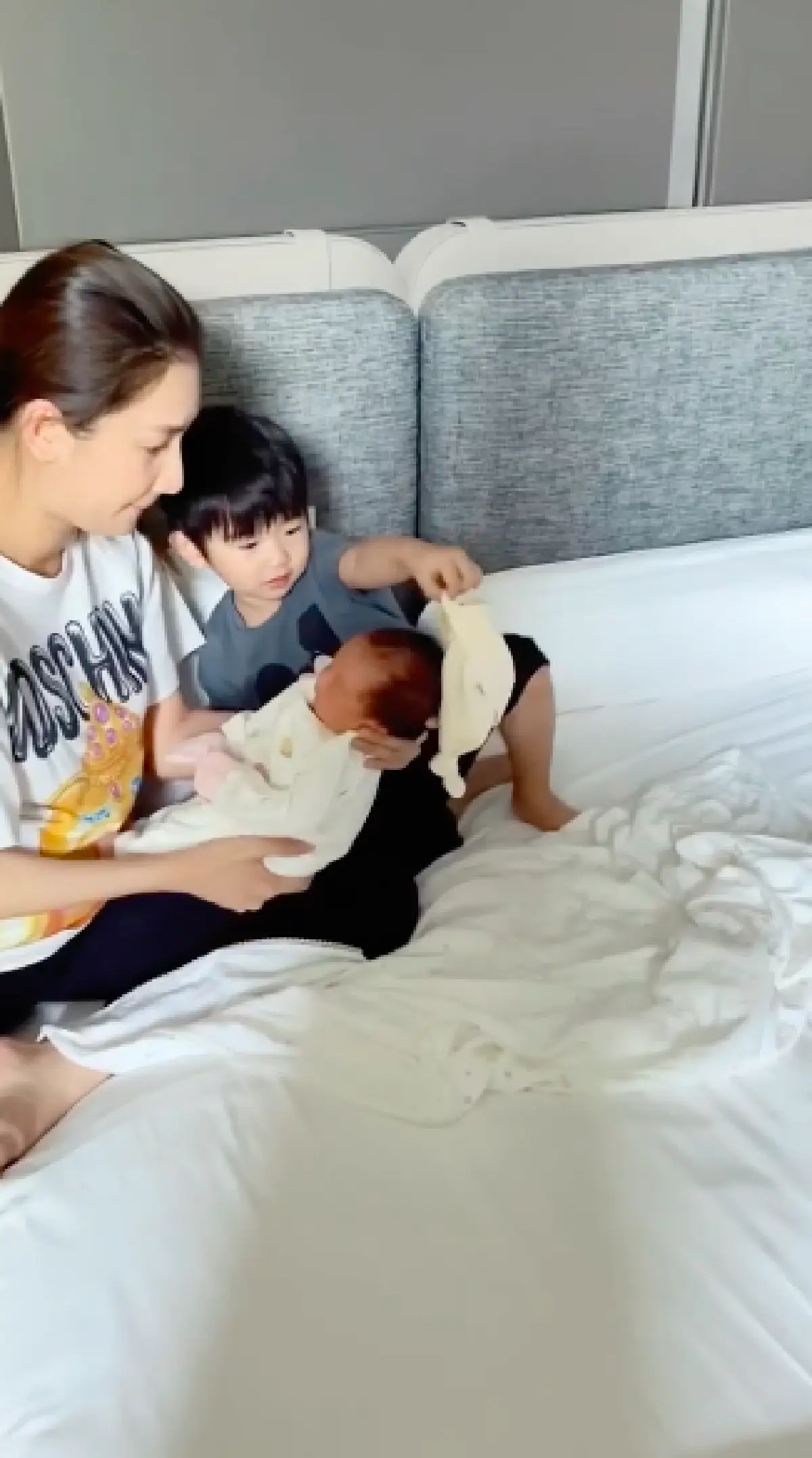 น่าเอ็นดูมาก “เนย โชติกา” แชร์คลิปเมื่อ “น้องอคิณ” เจอหน้าน้องสาว “น้องลลิณ”  เป็นครั้งแรก 