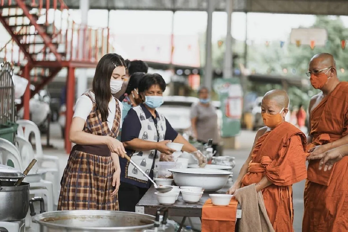 "เบลล่า" ชวนคุณแม่ทำโรงทาน และนำหน้ากากอนามัย 600 ชิ้น ถวายวัด