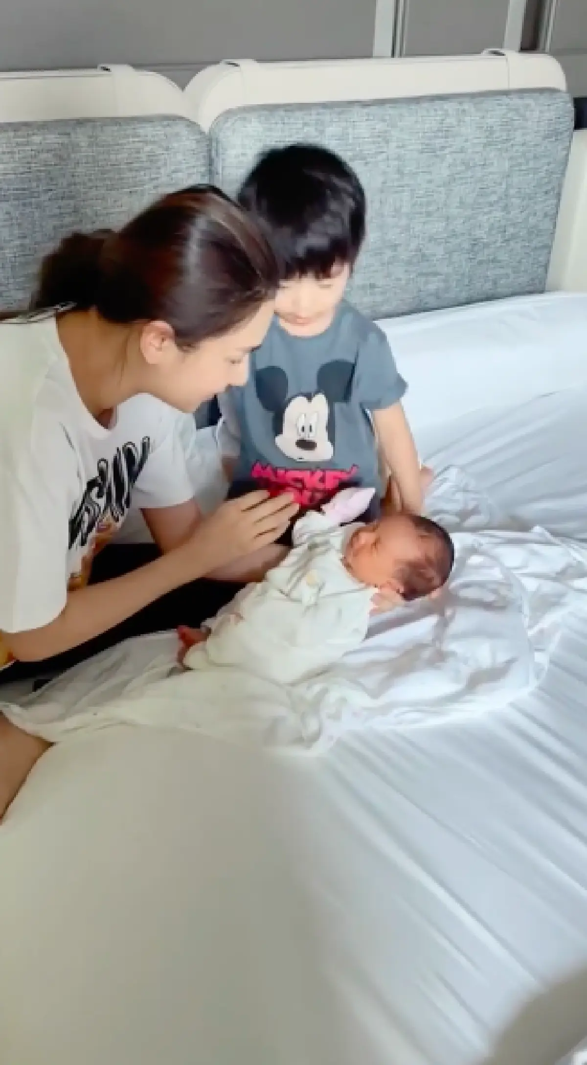 น่าเอ็นดูมาก “เนย โชติกา” แชร์คลิปเมื่อ “น้องอคิณ” เจอหน้าน้องสาว “น้องลลิณ”  เป็นครั้งแรก 