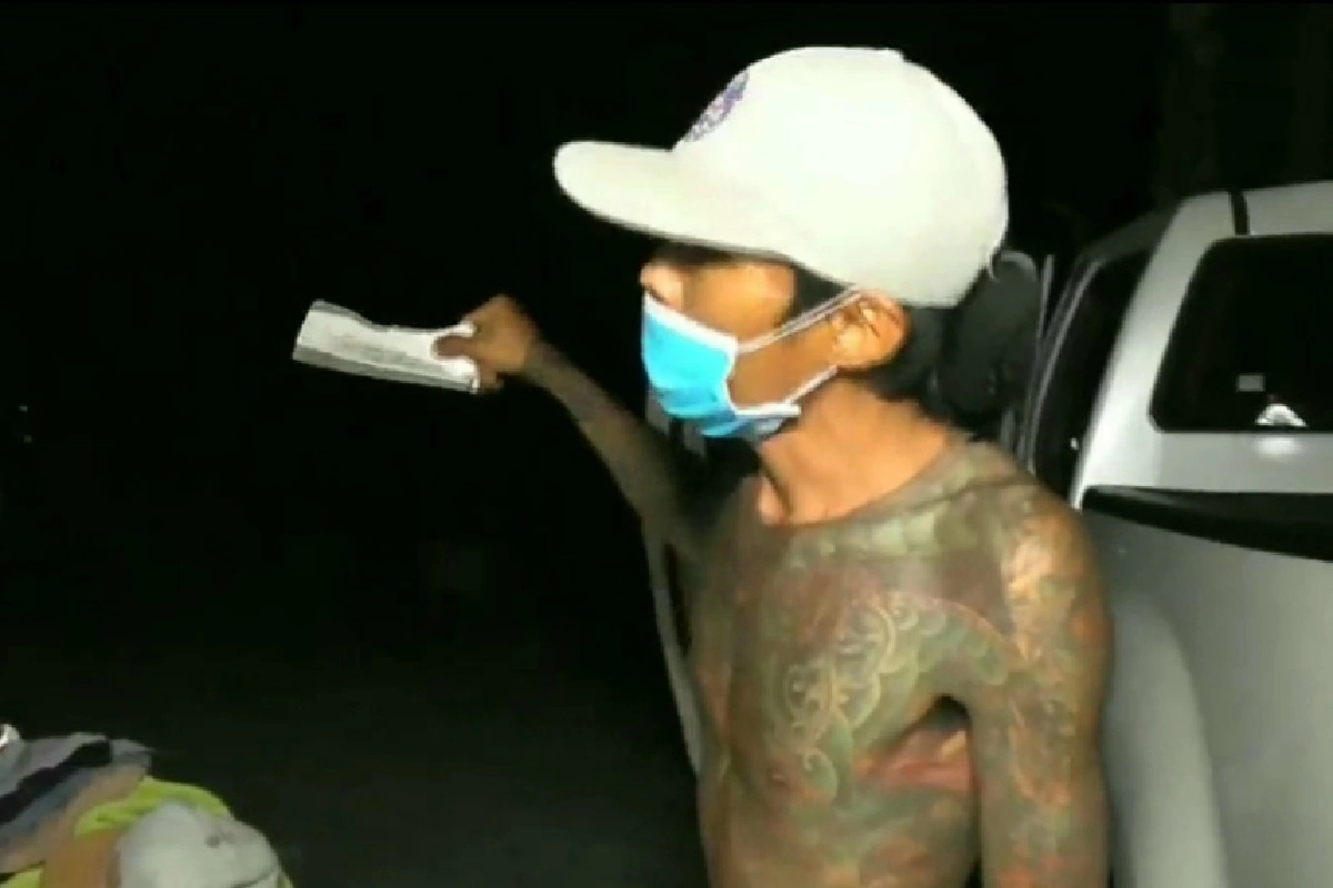 หนุ่มเพี้ยนอยากเข้าคุก จุดกัญชาสูบหน้าด่านคัดครองโควิด