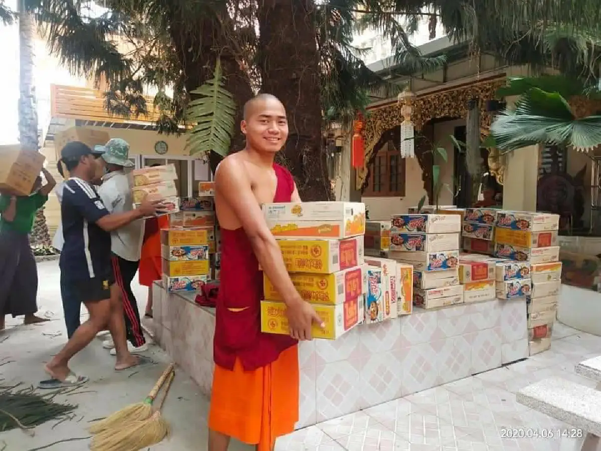 พระสงฆ์พะเยานำของบริจาคช่วยวัดในเมียนมาได้รับผลกระทบจากโควิด-19