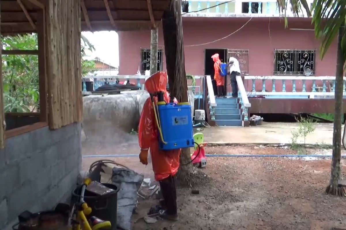 กู้ภัยตรังพ่นฆ่าเชื้อรอบบ้านผู้ป่วยโควิด-19 ลดความวิตกสังคมรอบข้าง