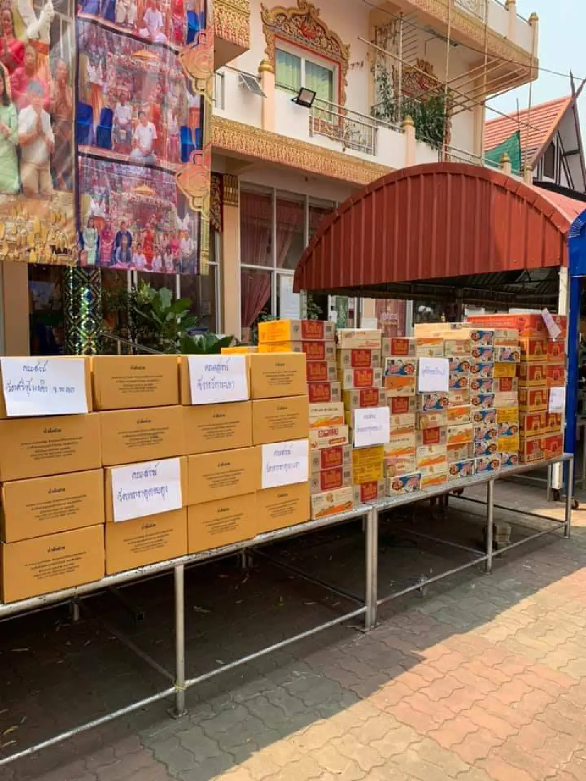 พระสงฆ์พะเยานำของบริจาคช่วยวัดในเมียนมาได้รับผลกระทบจากโควิด-19