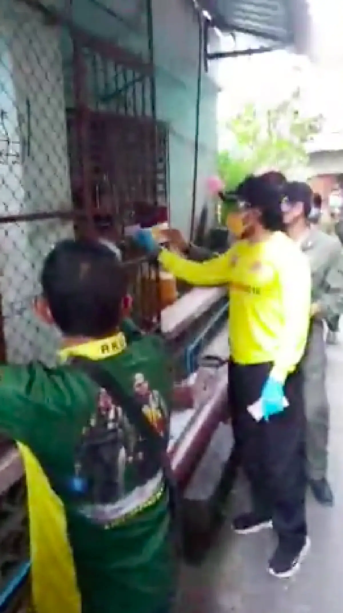 “บิณฑ์ บรรลือฤทธิ์” ลงพื้นที่แจกเงินส่วนตัวกว่า 5 ล้าน หวังช่วยคนเดือดร้อนสู้โควิด-19