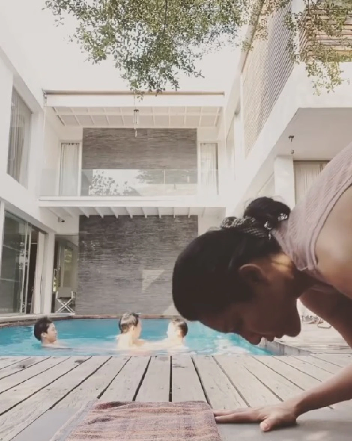 หน่อย บุษกร โพสต์คลิปเล่นโยคะ คนโฟกัสสามหนุ่มถอดเสื้อเล่นน้ำในสระ