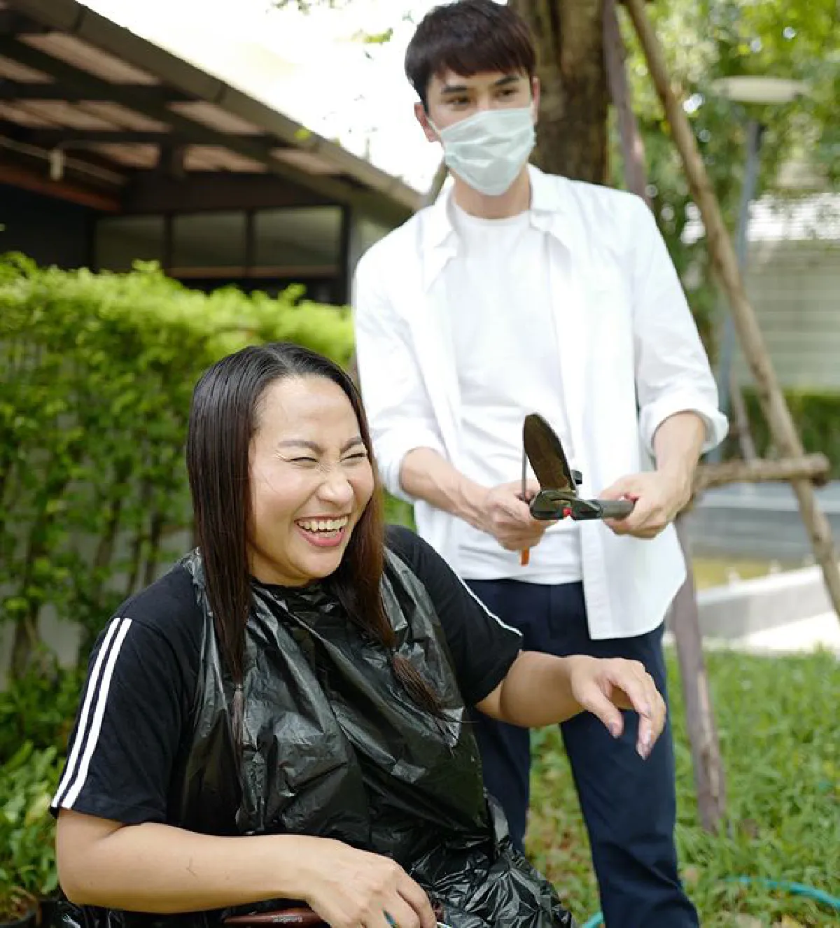 “ลาล่า อาร์สยาม" อวดภาพน่ารัก "เล็ก เจษฎา" เป็นช่างตัดผมส่วนตัวให้