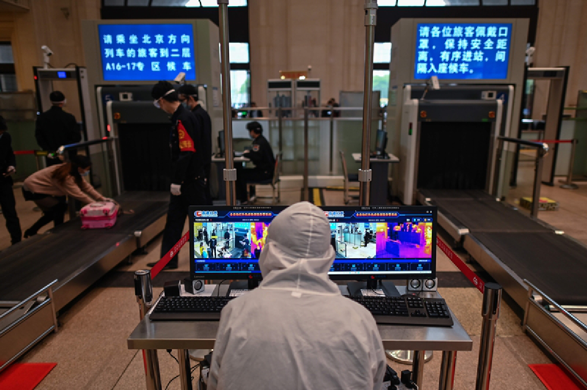 ชาวอู่ฮั่นแห่ออกจากเมืองหลังเลิกกักกัน ยังใส่ชุดป้องกันเต็มที่