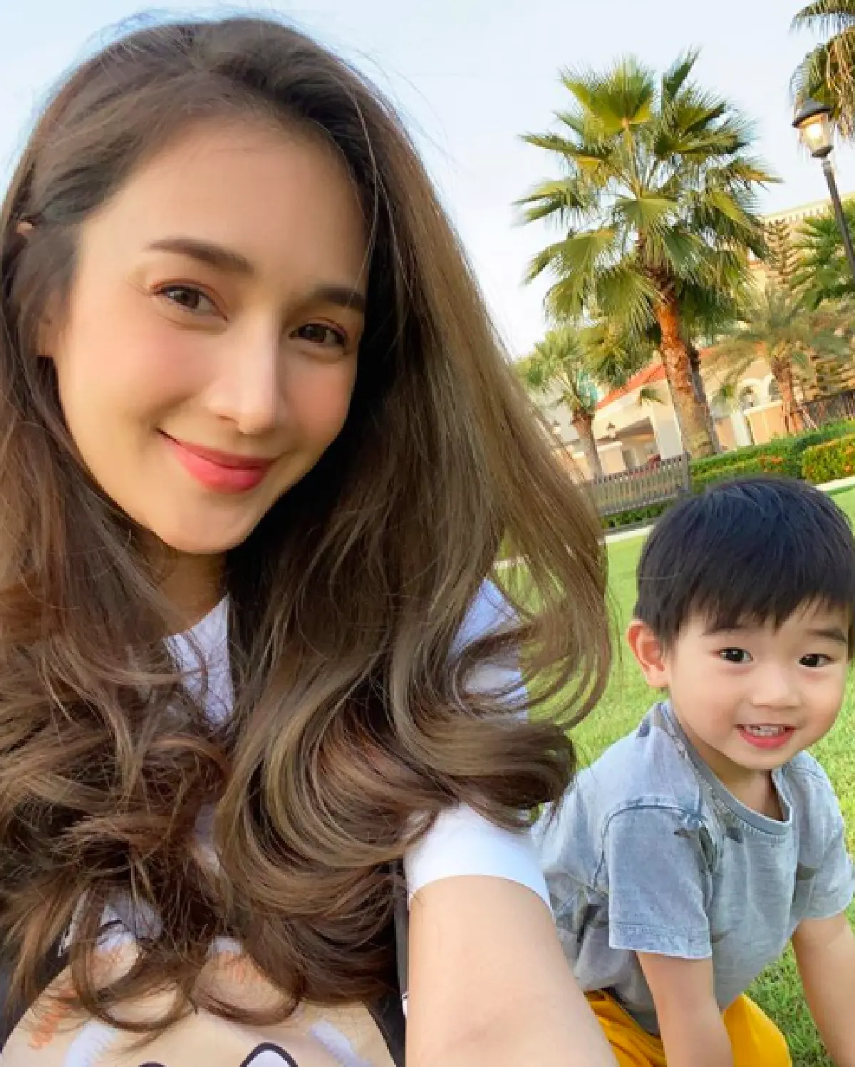 "เนย โชติกา" เผยโมเมนต์น่ารักสามีและลูกชาย ช่วยกันสระผมให้