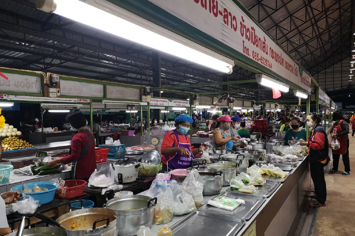 แม่ค้าแกงถุงปรับตัวสู้โควิด ยอมหั่นราคา กลับขายดีขึ้น