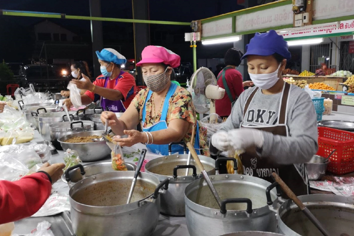 แม่ค้าแกงถุงปรับตัวสู้โควิด ยอมหั่นราคา กลับขายดีขึ้น