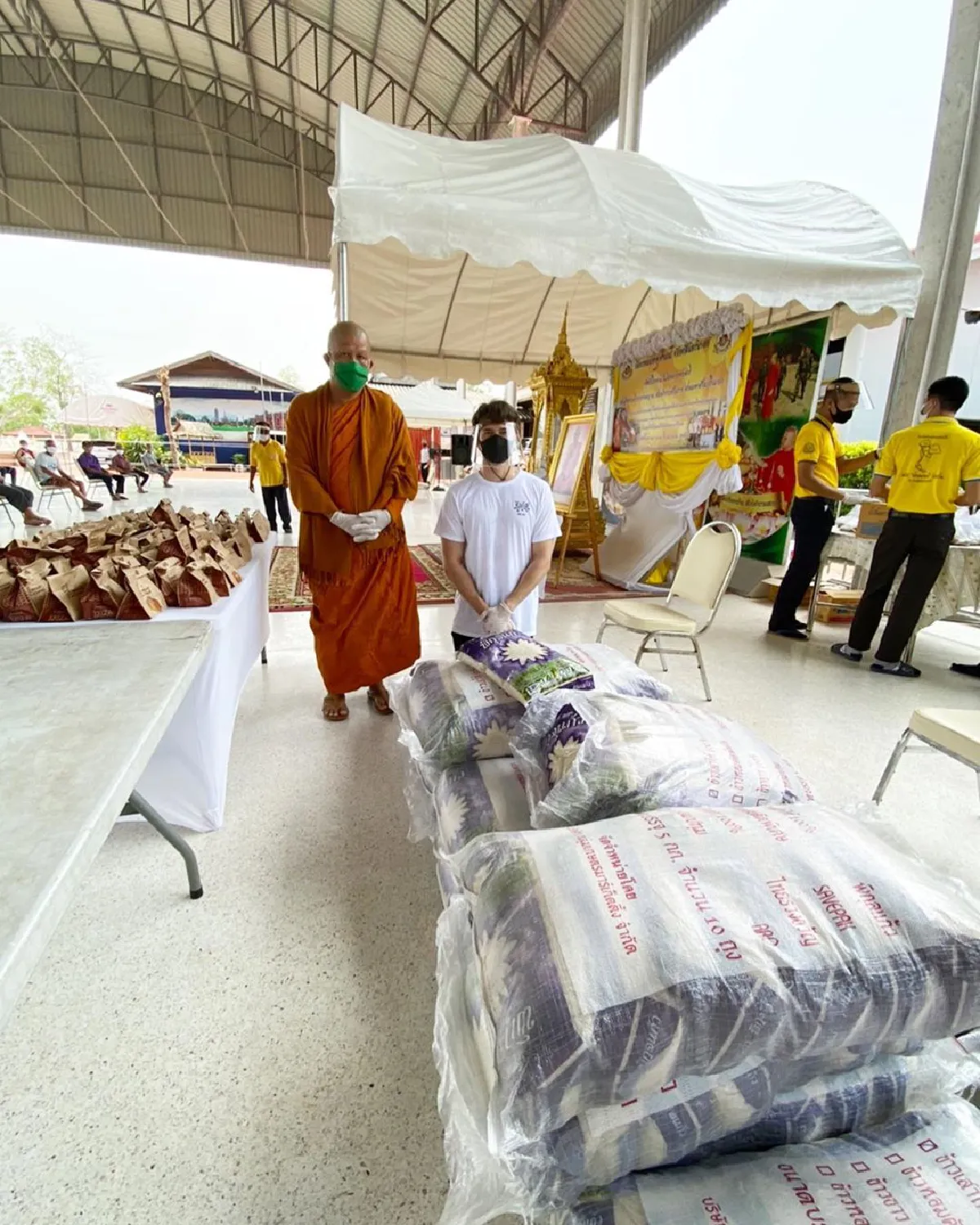 "มิกค์ ทองระย้า" ร่วมบริจาคข้าวสาร 790 กก. เพื่อเป็นทานให้แก่ชาวบ้าน