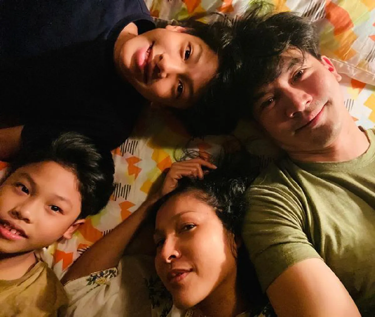 หน่อย บุษกร โพสต์คลิปเล่นโยคะ คนโฟกัสสามหนุ่มถอดเสื้อเล่นน้ำในสระ