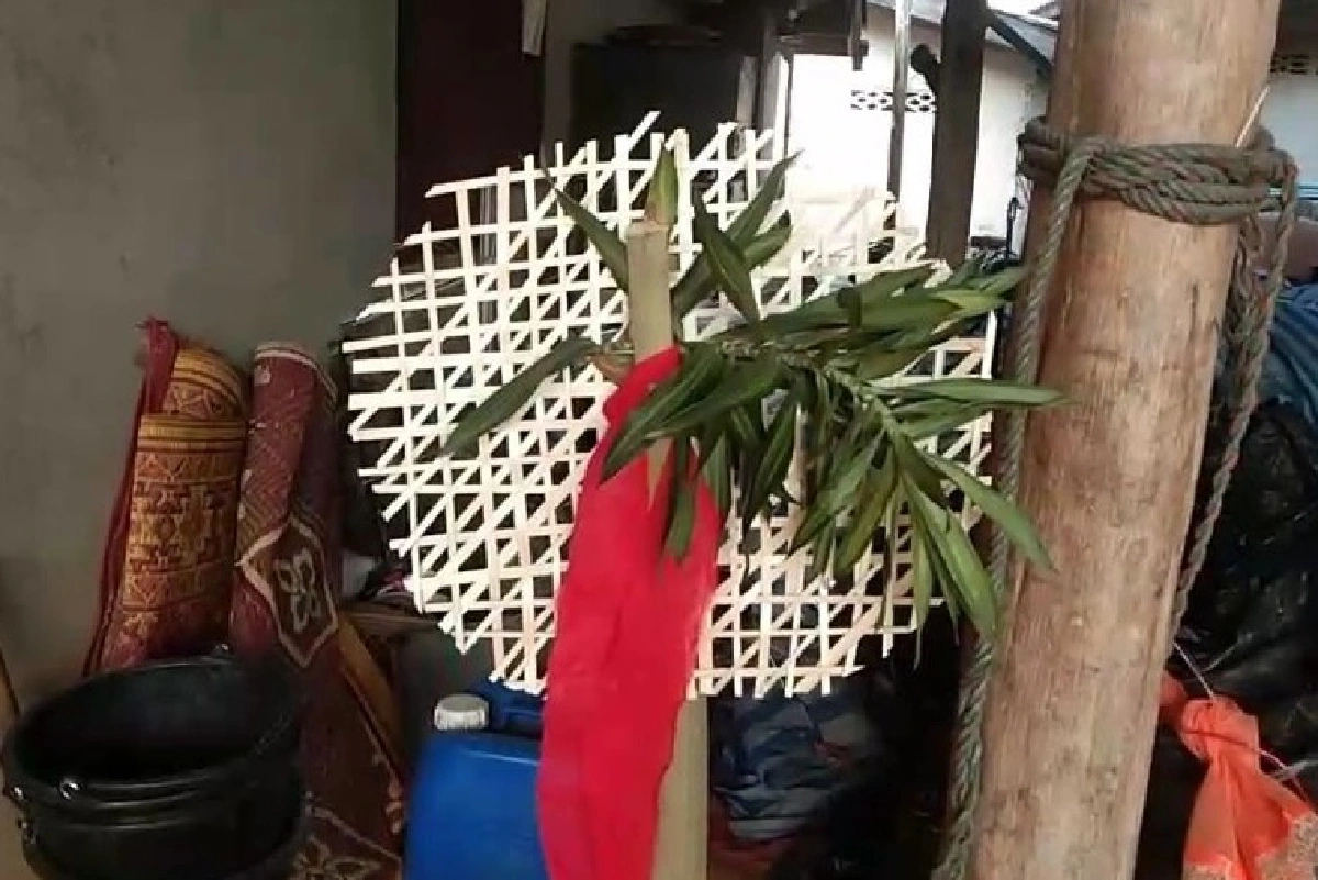 ชาวม้งปลุกของขลังสู้โควิด-19 ใช้ไม้ไผ่สานผูกผ้าแดงห้ามคนอื่นเข้าบ้าน