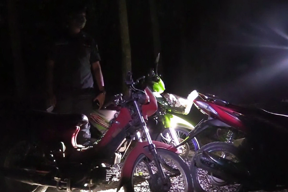 ตำรวจจับแก๊งมั่วสุมเสพยาฝ่าฝืนคำสั่งเคอร์ฟิวคุมโควิด-19 