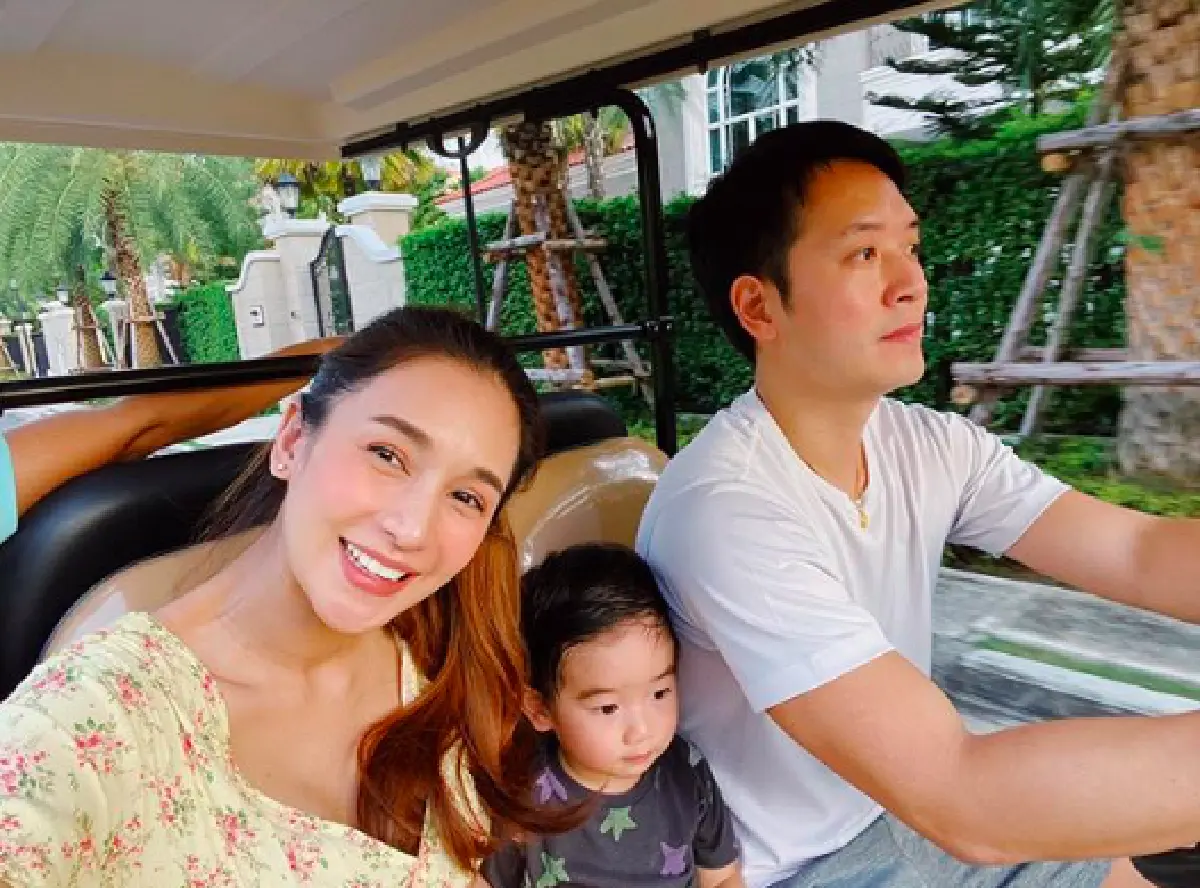 "เนย โชติกา" เผยโมเมนต์น่ารักสามีและลูกชาย ช่วยกันสระผมให้