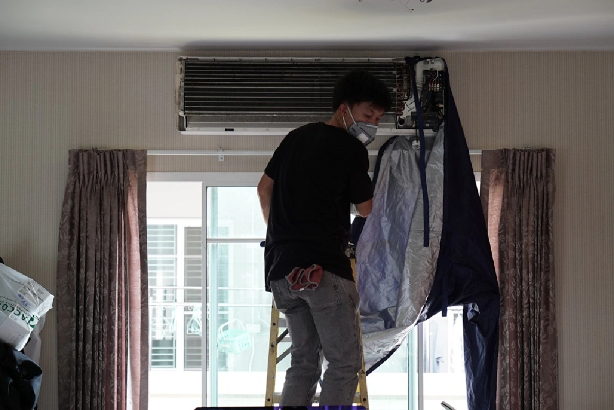 ช่างแอร์ไม่เล็กนะครับ “บอล-โฟล์ค” จากช่างเครื่องบินสู่ช่างล้างแอร์สู้พิษโควิด-19