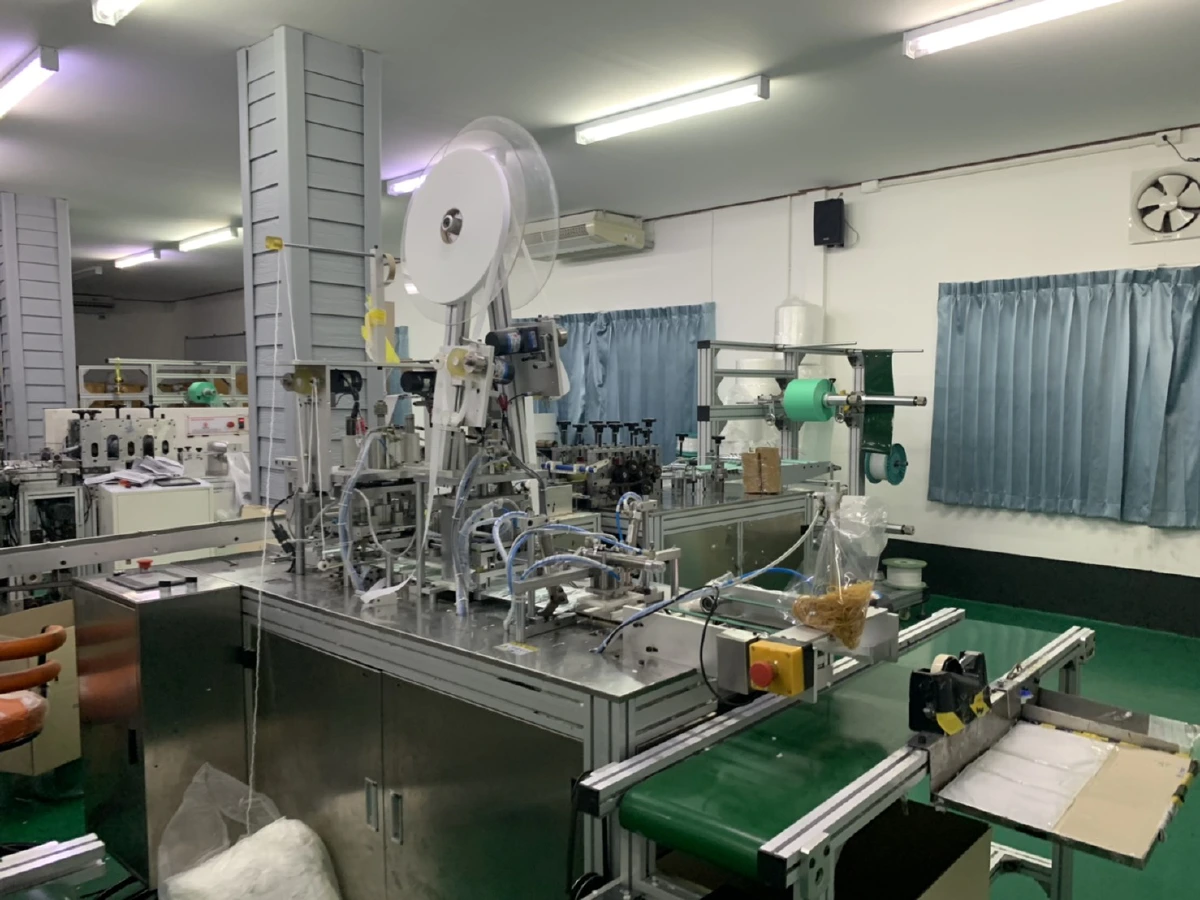 จับรง.ลักลอบผลิตหน้ากากอนามัยกลางเมืองปากน้ำ