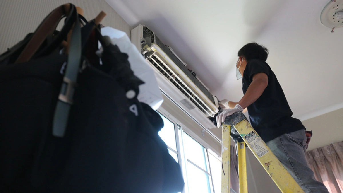 ช่างแอร์ไม่เล็กนะครับ “บอล-โฟล์ค” จากช่างเครื่องบินสู่ช่างล้างแอร์สู้พิษโควิด-19