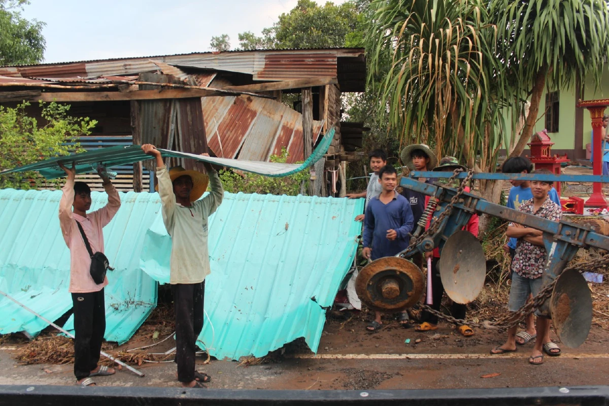 พายุฤดูร้อนถล่มโคราช อ.ครบุรีบ้านพังเสียหายทั้งหลัง 
