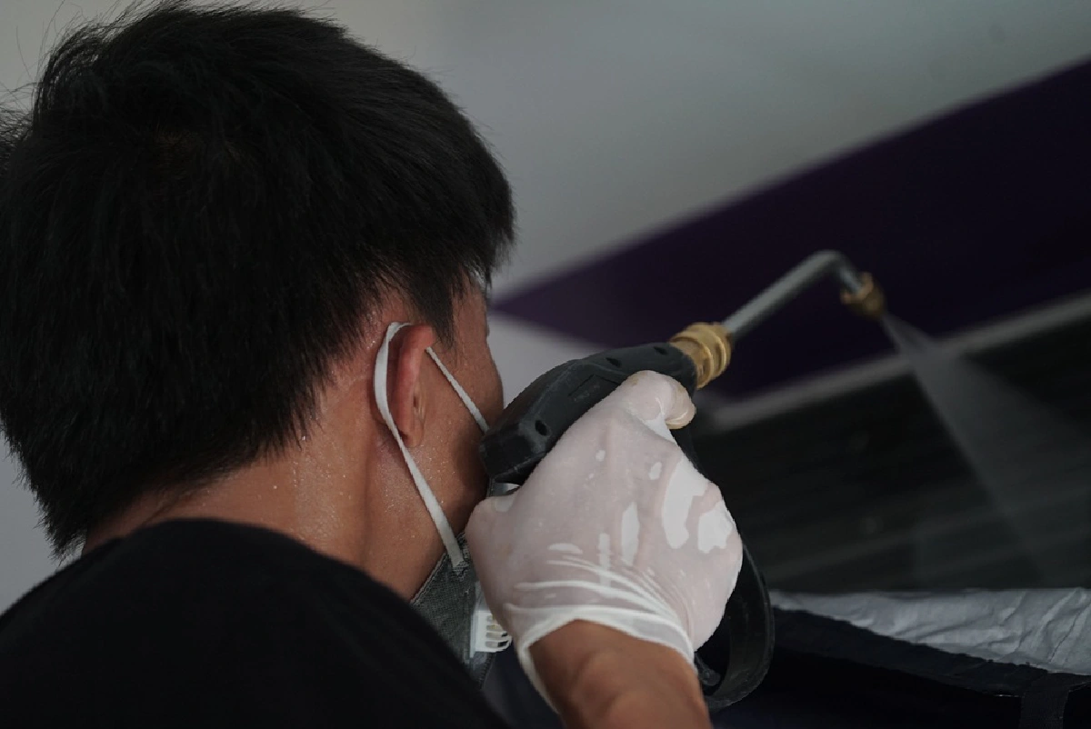 ช่างแอร์ไม่เล็กนะครับ “บอล-โฟล์ค” จากช่างเครื่องบินสู่ช่างล้างแอร์สู้พิษโควิด-19