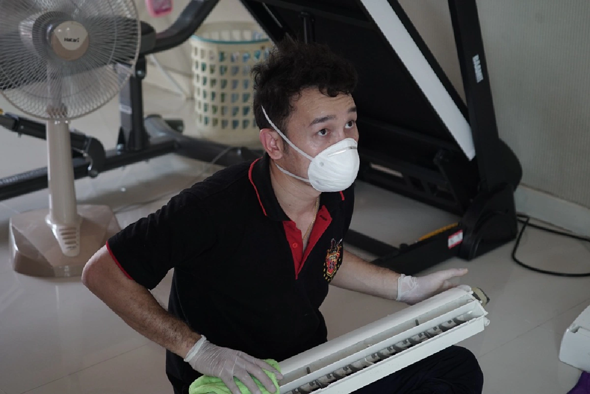 ช่างแอร์ไม่เล็กนะครับ “บอล-โฟล์ค” จากช่างเครื่องบินสู่ช่างล้างแอร์สู้พิษโควิด-19