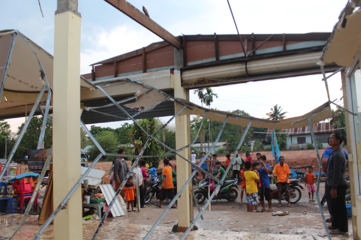 พายุฤดูร้อนถล่มโคราช อ.ครบุรีบ้านพังเสียหายทั้งหลัง 