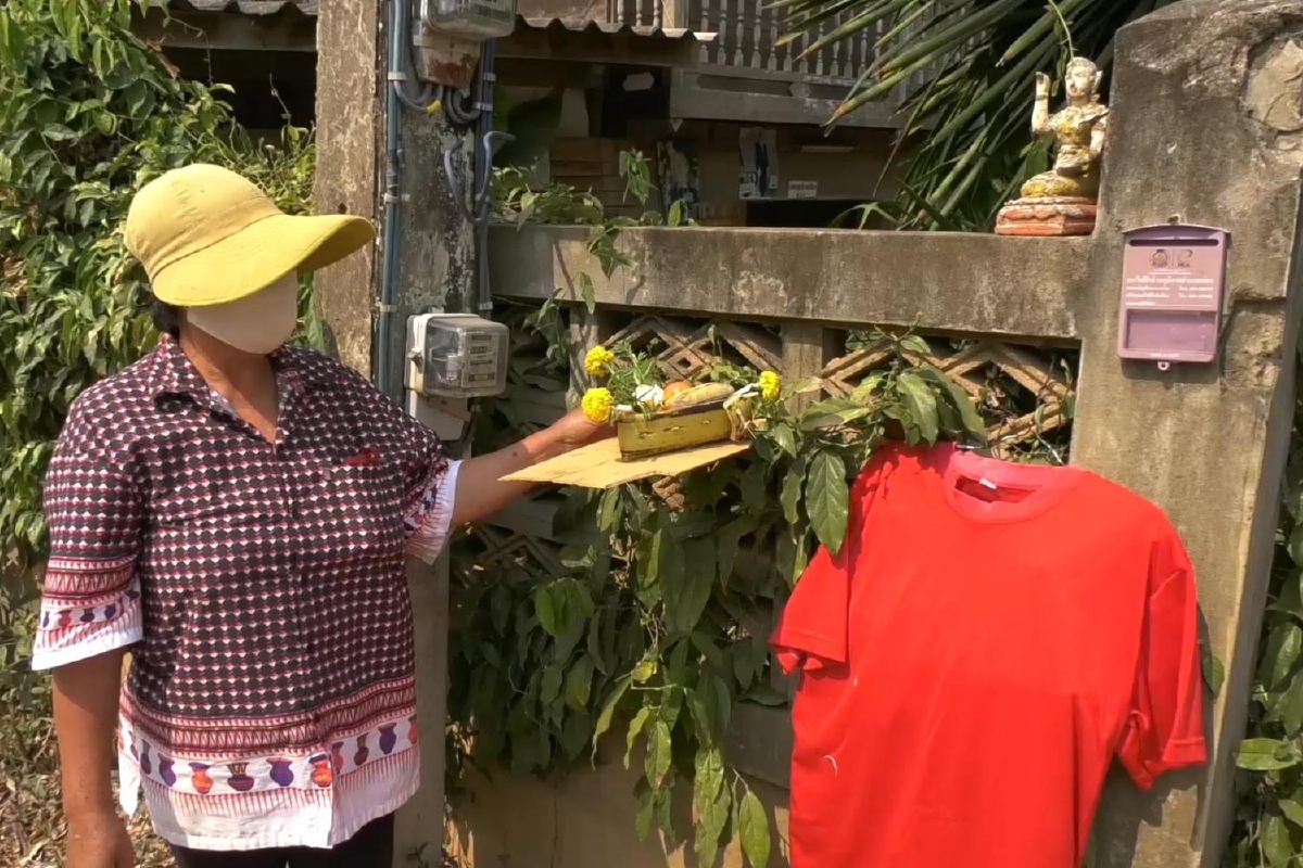 ความเชื่อส่วนบุคคล!แขวนเสื้อผ้าแดงหน้าบ้านปัดเป่าโควิด ความเชื่อส่วนบุคคล!แขวนเสื้อผ้าแดงหน้าบ้านปัดเป่าโควิด