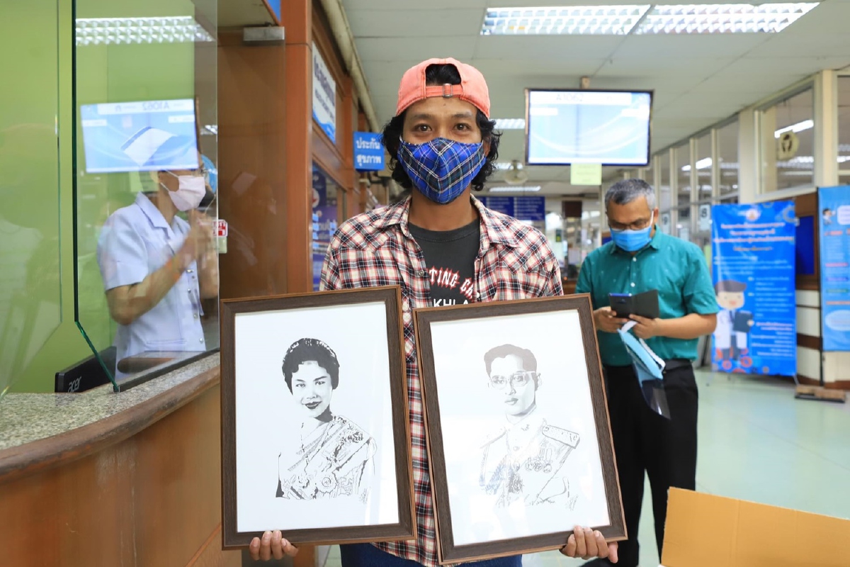 นักจิตรกรรมอิสระวาดภาพสำคัญให้กำลังใจบุคลากรทางการแพทย์สู้โควิด-19 นักจิตรกรรมอิสระวาดภาพสำคัญให้กำลังใจบุคลากรทางการแพทย์สู้โควิด-19