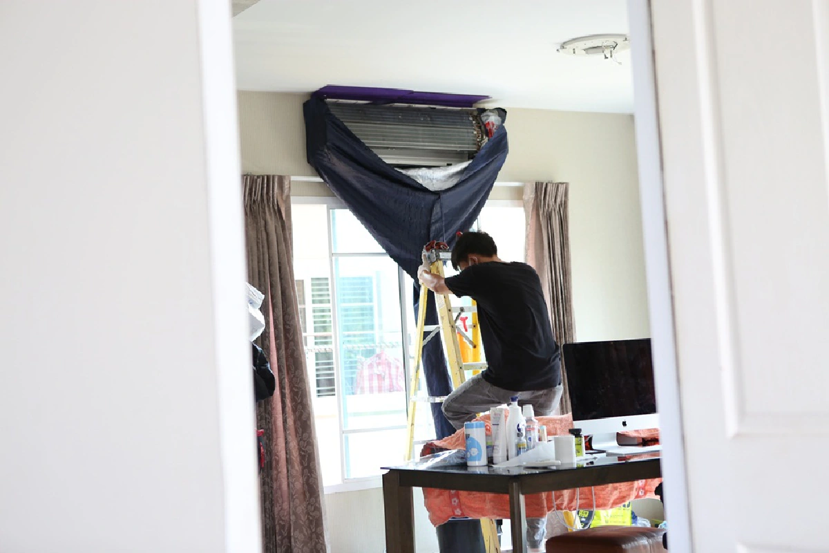 ช่างแอร์ไม่เล็กนะครับ “บอล-โฟล์ค” จากช่างเครื่องบินสู่ช่างล้างแอร์สู้พิษโควิด-19