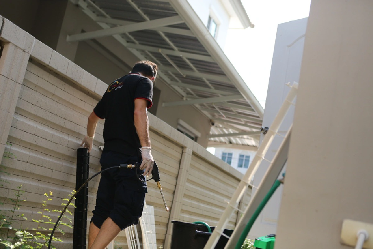 ช่างแอร์ไม่เล็กนะครับ “บอล-โฟล์ค” จากช่างเครื่องบินสู่ช่างล้างแอร์สู้พิษโควิด-19