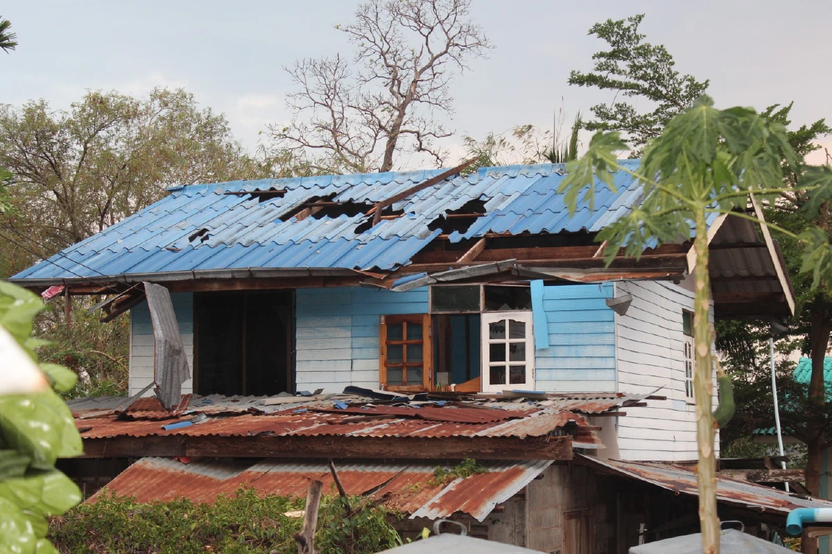 พายุฤดูร้อนถล่มโคราช อ.ครบุรีบ้านพังเสียหายทั้งหลัง 