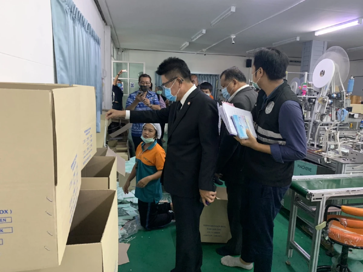 จับรง.ลักลอบผลิตหน้ากากอนามัยกลางเมืองปากน้ำ