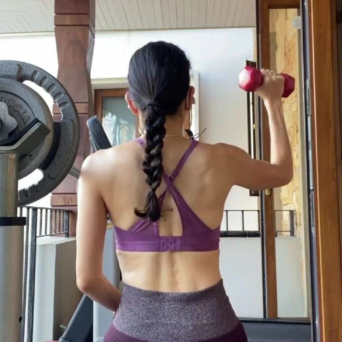 นุสบา ปุณณกันต์ โชว์ซิกแพคเป็นลอน ชวนทุกคนออกกำลังกายที่บ้าน (คลิป)