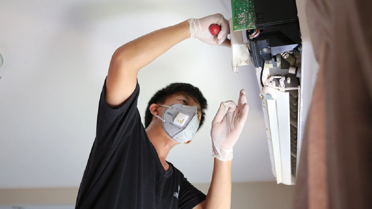 ช่างแอร์ไม่เล็กนะครับ “บอล-โฟล์ค” จากช่างเครื่องบินสู่ช่างล้างแอร์สู้พิษโควิด-19