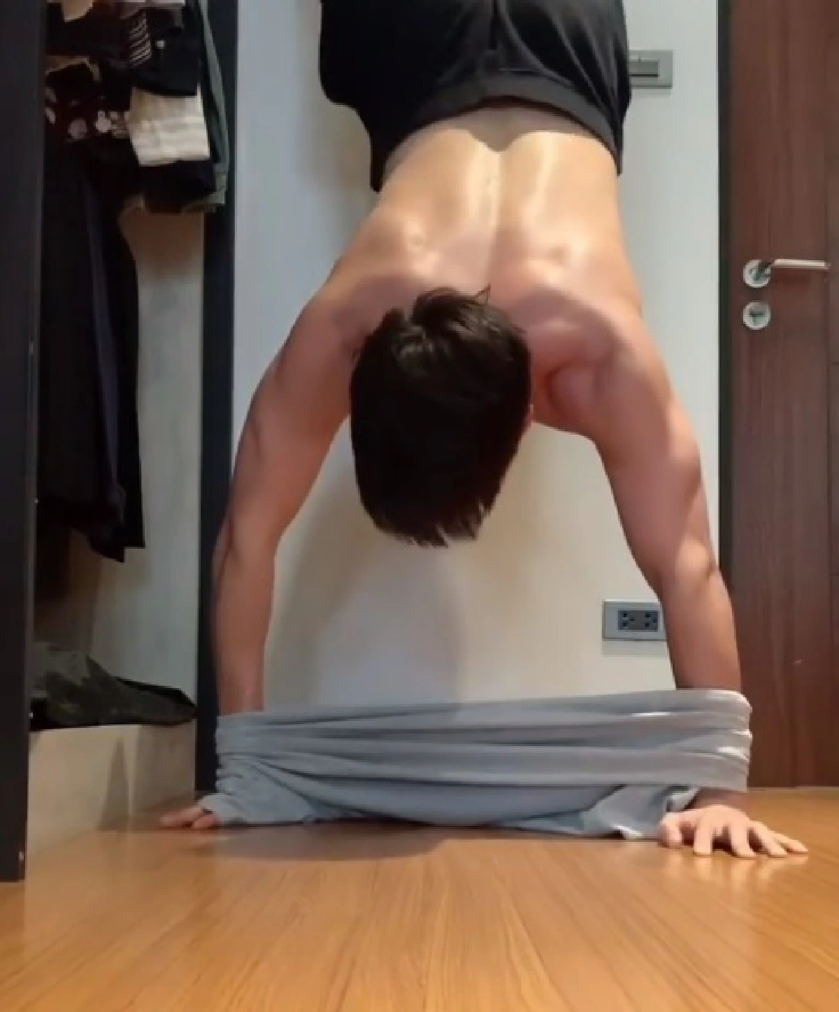 อาเล็ก ธีรเดช ร่วมโชว์ความฟิตสวมเสื้อท่ายากด้วยวิธีแฮนด์สแตนด์ (คลิป)